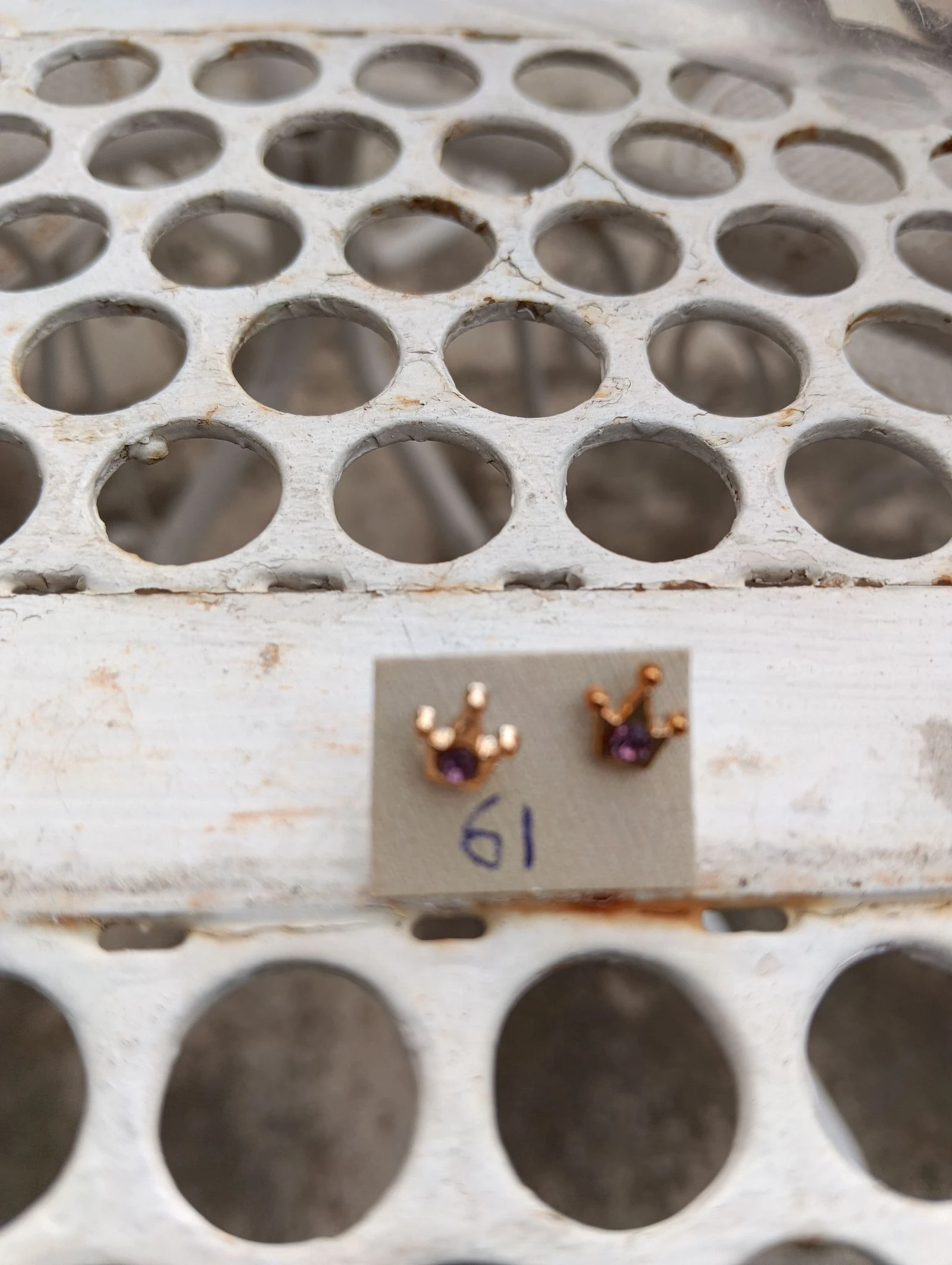 Paire de boucles d' oreilles couronnes avec pierre violette neuve